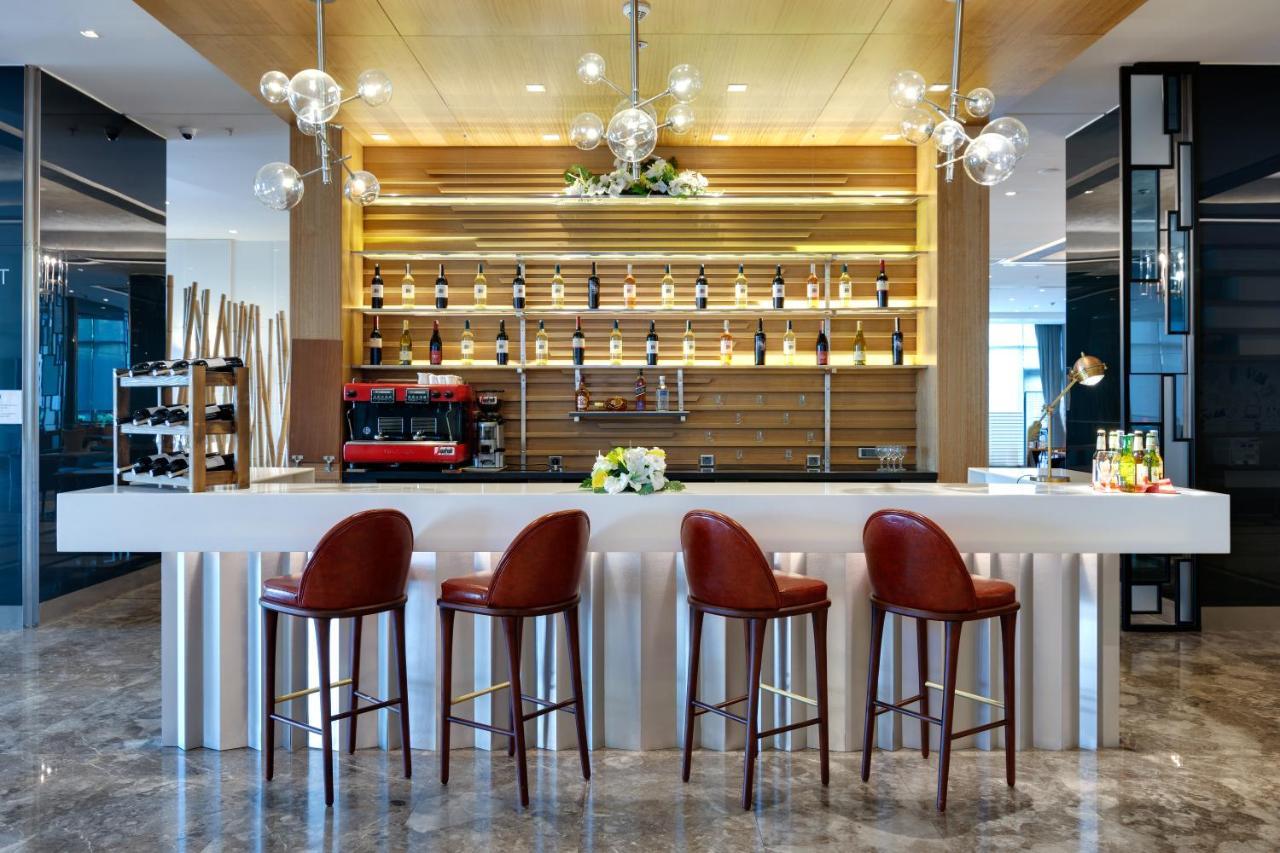 Tryp By Wyndham Istanbul Basin Ekspres Hotel Luaran gambar The bar at the lounge