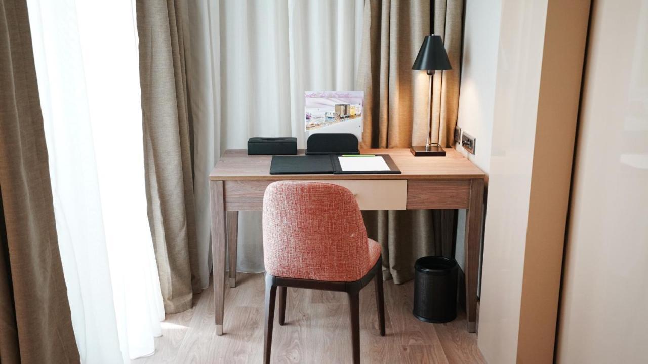 Tryp By Wyndham Istanbul Basin Ekspres Hotel Luaran gambar A writing desk in a hotel room