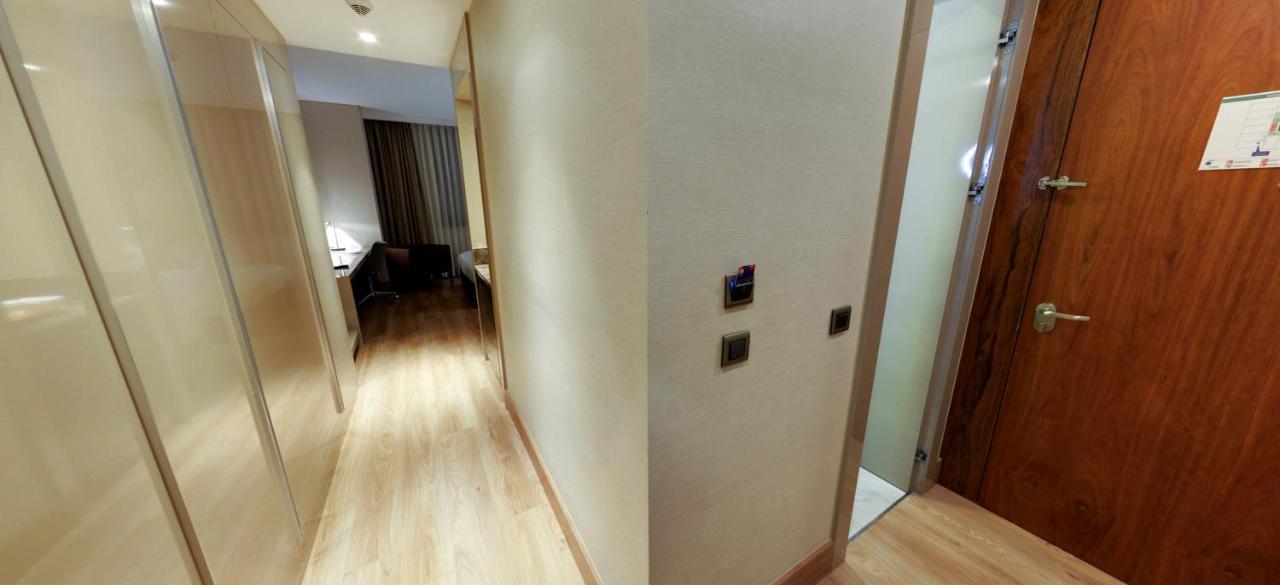 Tryp By Wyndham Istanbul Basin Ekspres Hotel Luaran gambar A corridor in a hotel