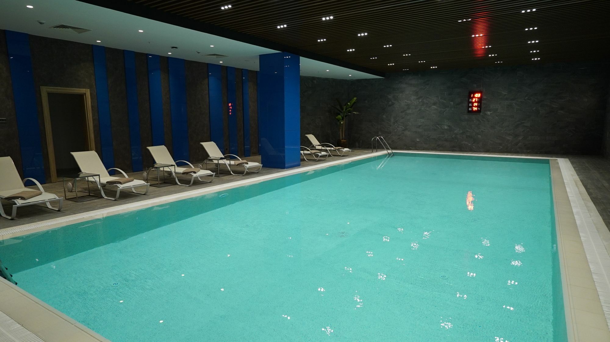 Tryp By Wyndham Istanbul Basin Ekspres Hotel Luaran gambar The pool at the hotel